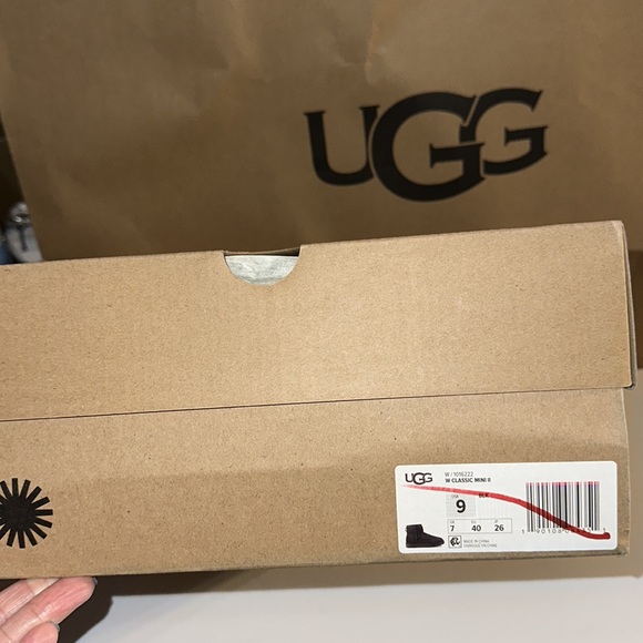 Women’s UGG CLASSIC MINI II BOOTS BLACK - Picture 13 of 13